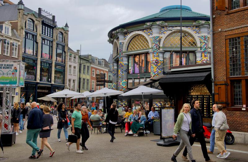 Winkelend publiek in de stad Den Haag