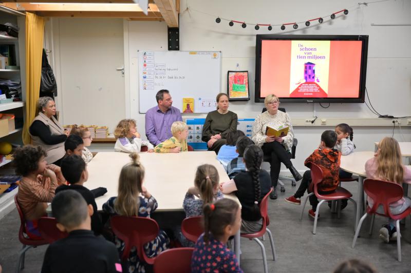 Haagse basisscholen ontvangen boek over armoede ‘De schoen van tien miljoen’ tijdens Wereldarmoededag  