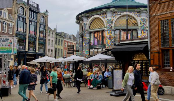 Winkelend publiek in de stad Den Haag