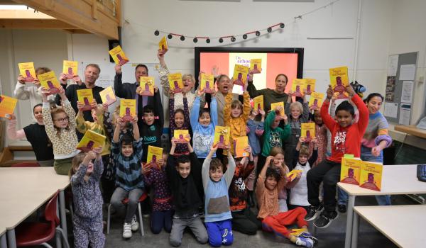 Haagse basisscholen ontvangen boek over armoede ‘De schoen van tien miljoen’ tijdens Wereldarmoededag  
