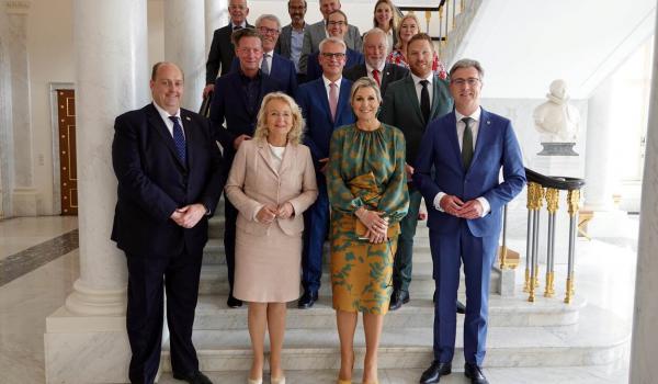 Koningin Máxima spreekt met provincies over aanpak schuldenproblematiek